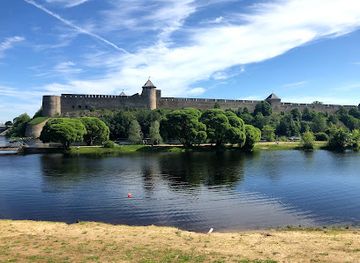 estonia/narva-castle/landmark/swedish-lion-statue-in-narva