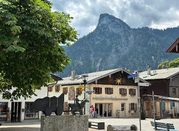 germany/oberammergau/landmark/rottwagen-denkmal-bronzeskulptur-von-h-lang-2000