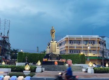 thailand/central-thailand/landmark/kromluang-prachak-sinlapakhom-monument