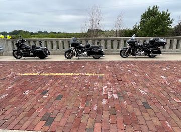 illinois/corn-belt/landmark/illinois-brick-road-curve-old-route-66