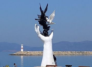 turkiye/kusadasi/long-beach/landmark/el-heykeli