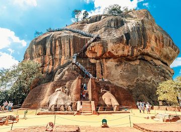 sri-lanka/sigiriya/landmark/lion-s-paw