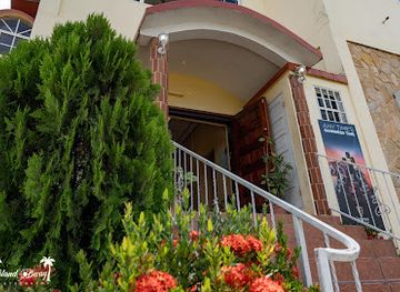 belize/caracol/landmark/yellow-belly-backpackers