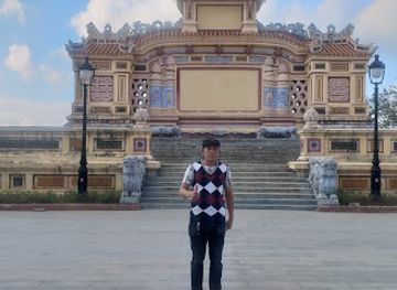 vietnam/northwest/landmark/dai-tuong-niem-chien-si-tran-vong