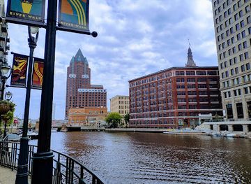 wisconsin/milwaukee/downtown/landmark/milwaukee-riverwalk-west