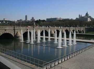 spain/madrid/landmark/puente-de-segovia