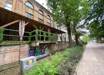 poland/gliwice/landmark/laweczka-znanych-gliwiczan-2