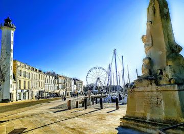 france/la-rochelle/vieux-port/landmark/monument-aux-soldats-et-marins