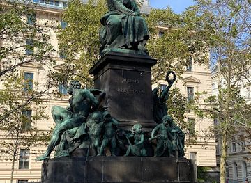 austria/vienna/dobling/landmark/beethoven-statue
