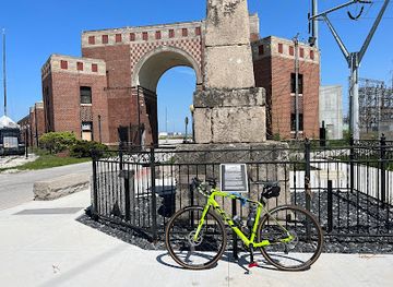 illinois/chicagoland/landmark/illinois-indiana-boundary-marker