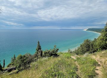 michigan/sleeping-bear-dunes-national-lakeshore/landmark/empire-bluff-trail