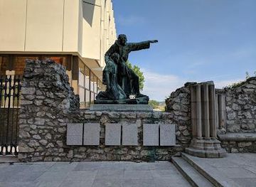 hungary/vac/landmark/statue-to-friars-julian-and-gerard
