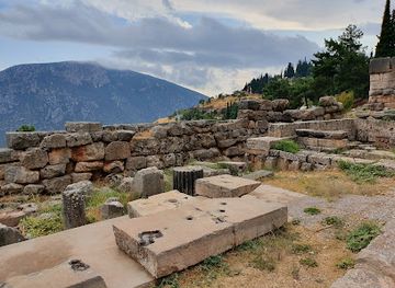 greece/delphi/landmark/castalia-spring