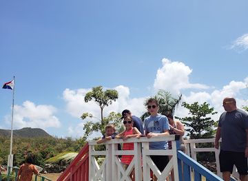 sint-maarten/cole-bay/landmark/border-monument