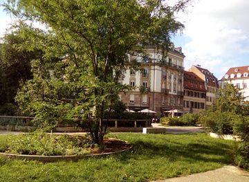 france/strasbourg/landmark/le-point-de-convergence-un-plan-relief-3d-en-bronze-de-la-grande-ile