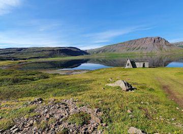 iceland/borgarfjörður/landmark/abandoned-barn-fossfjorour