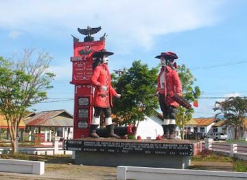 indonesia/manado/landmark/patung-sarapung-korengkeng-statue-de-deux-chevaliers-de-tondano