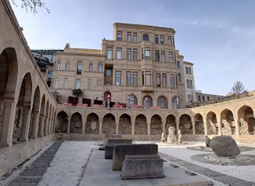 azerbaijan/baku/fountain-square/landmark/bazar-square