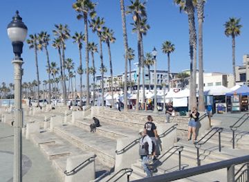 california/huntington-beach/huntington-beach-pier/landmark/pier-plaza-and-amphitheatre