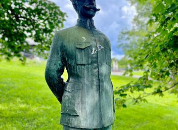 norway/oslo/holmenkollen/landmark/statue-of-colonel-henrik-august-angell-by-gustav-larum