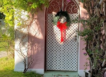 the-bahamas/nassau/cable-beach/landmark/emerald-wave-cable-beach