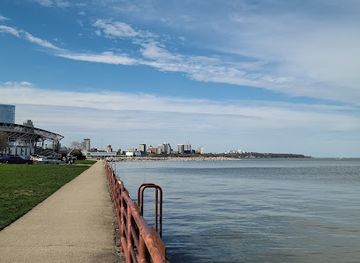 wisconsin/milwaukee/third-ward/landmark/milwaukee-pierhead-lighthouse