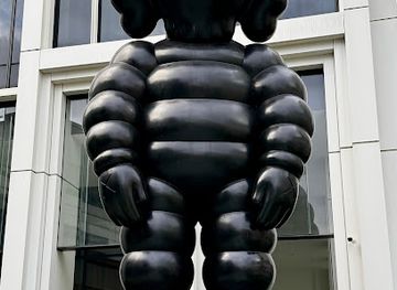 singapore/chinatown/landmark/kaws-chum-what-party-statue