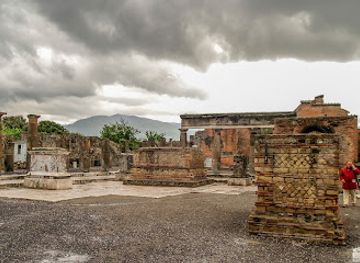 italy/pompeii/landmark/tempio-della-fortuna-augusta