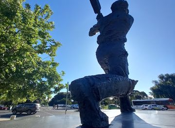 australia/fleurieu-peninsula/landmark/sir-donald-bradman-statue