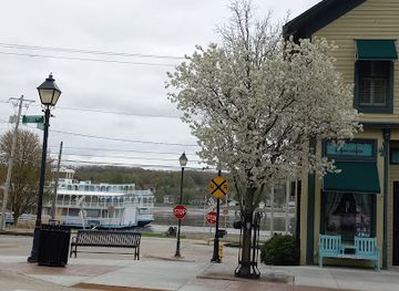 illinois/quad-cities/landmark/riverboat-twilight