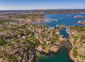 sweden/bohuslan/landmark/snurrans-fyrforeningen-pa-bohus-malmon