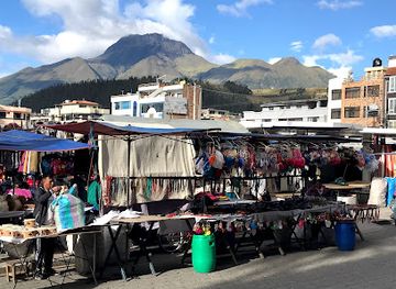 ecuador/otavalo/landmark/plaza-de-ponchos