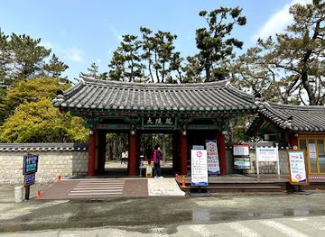 south-korea/gyeongju-historic-areas/landmark/daereungwon-entrance