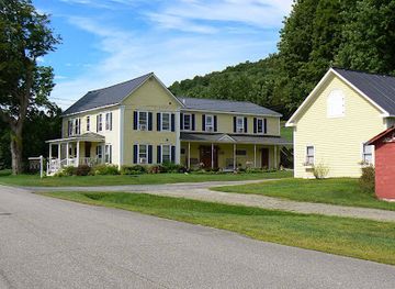 vermont/mad-river-valley/landmark/yellow-farmhouse-inn