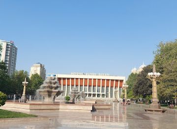 azerbaijan/baku/heydar-aliyev-center/landmark/heydr-liyevin-heykli