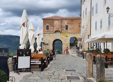 croatia/istria/landmark/town-gate