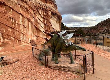 utah/kanab/landmark/moqui-cave