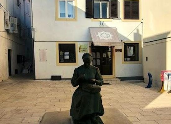 croatia/lika/landmark/the-lace-maker-monument