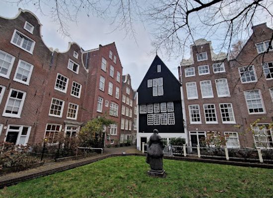 netherlands/amsterdam/de-pijp/landmark/houten-huis-oldest-house