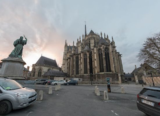 france/amiens/saint-leu/landmark/statue-de-pierre-l-ermite