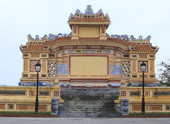 vietnam/hue/phu-thanh/landmark/dai-tuong-niem-chien-si-tran-vong