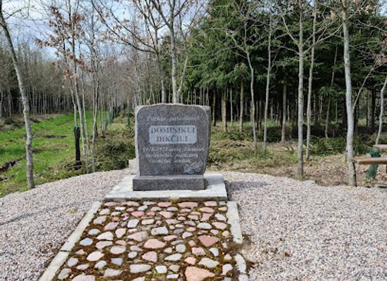 lithuania/vilnius-region/landmark/parkas-dominikui-dikciui-atminti-ir-akmuo-atminimo
