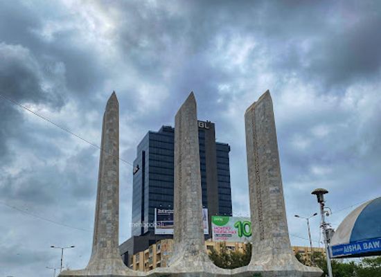 pakistan/karachi/clifton/landmark/teen-talwar-monument
