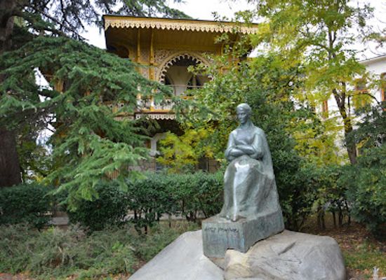 ukraine/crimea/landmark/pamyatnik-lesi-ukrainke