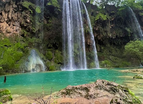oman/dhofar-governorate/landmark/ayn-athum-waterfalls
