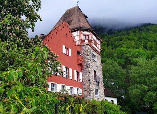 liechtenstein/gnalp-trail/landmark/red-house-vaduz
