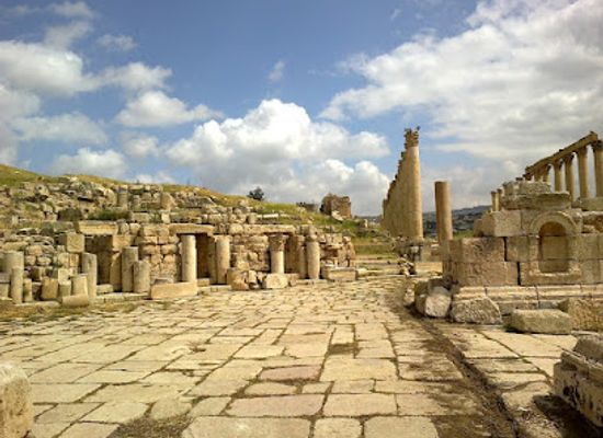 jordan/jerash/landmark/the-south-decumanus