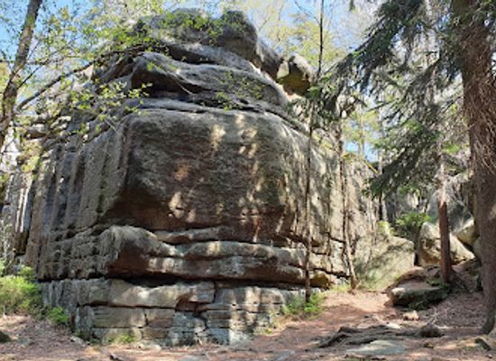 poland/stolowe-mountains/landmark/okret-w-blednych-skalach