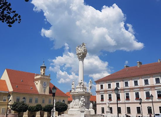 croatia/slavonia/landmark/votive-monument-of-the-holy-trinity
