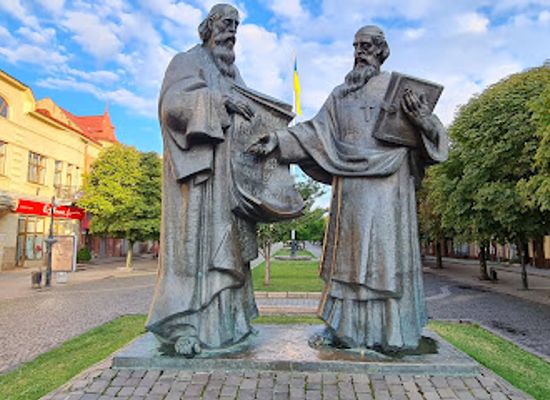 ukraine/mukachevo/landmark/cyril-and-methodius-monument